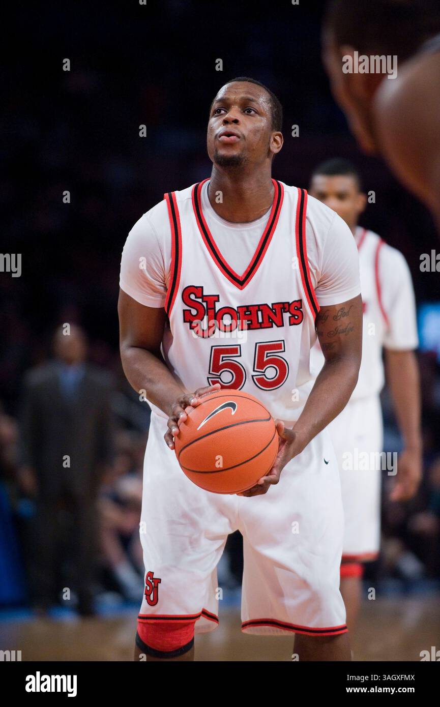03 mars 2009 : John's Rob Thomas (55) a égalisé le match avec deux lancers franches lors d'un match de basket-ball de la NCAA Big East Conference entre John's Red Storm et Georgetown Hoyas au Worlds Most Famous Arena Madison Square Garden à New York. John's a fait une victoire de retour sur Georgetown en prolongation 59-56.(Credit image : © Duncan Williams/Cal Sport Media) Banque D'Images