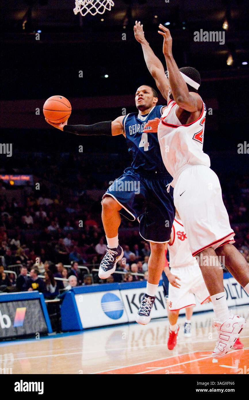 03 mars 2009 : Chris Wright de Georgetown (4) se déplace dans la peinture du haut de la clé pour deux points lors d'un match de basket-ball de la NCAA Big East Conference entre John's Red Storm et les Hoyas de Georgetown au World Most Famous Arena Madison Square Garden à New York. John's a fait une victoire de retour sur Georgetown en prolongation 59-56.(Credit image : © Duncan Williams/Cal Sport Media) Banque D'Images