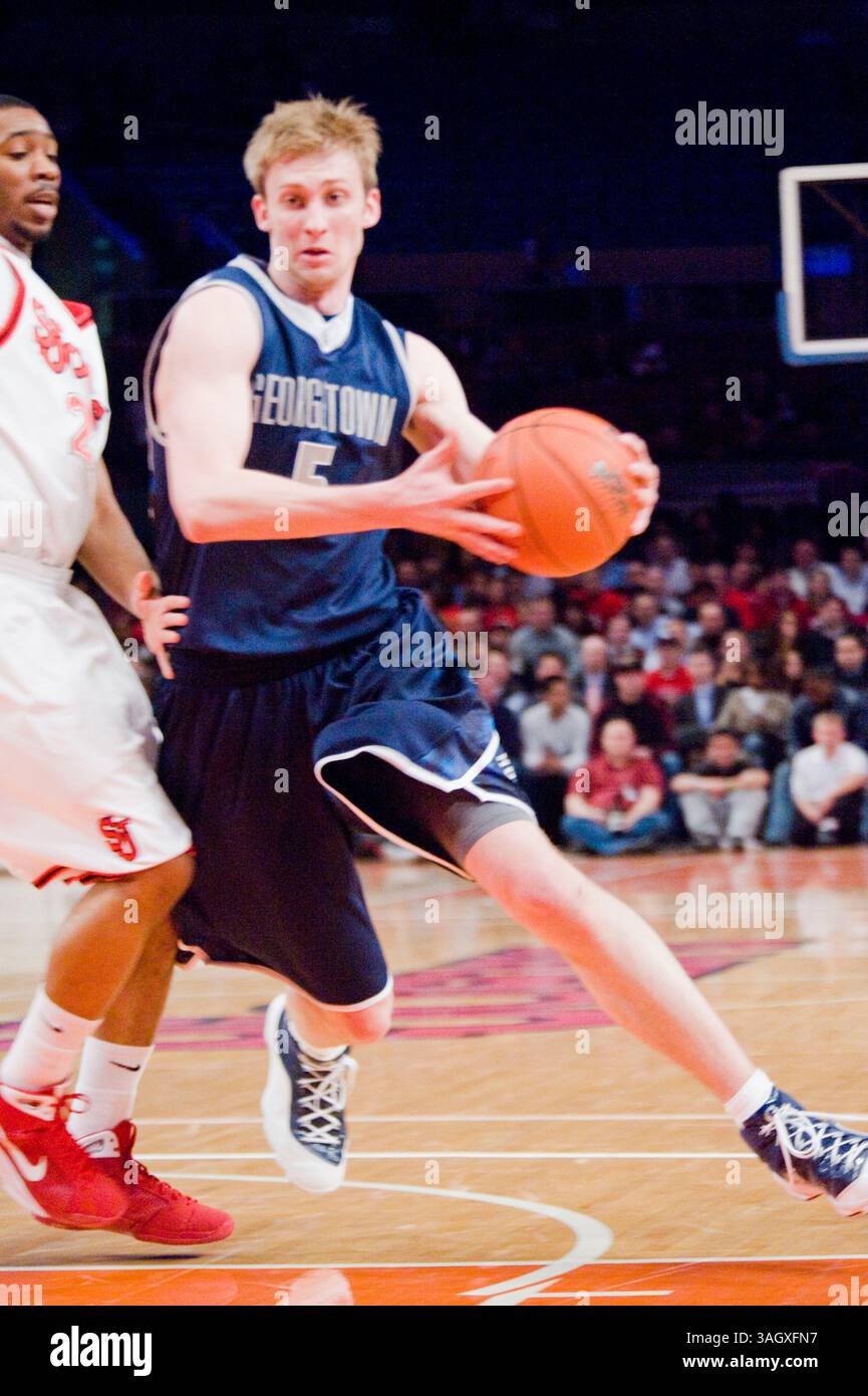 03 mars 2009 : Nikita Mescheriakov (5) de Georgetown pousse dans la peinture du haut de la clé pour deux points lors d'un match de basket de la NCAA Big East Conference entre les membres John's Red Storm et les Hoyas de Georgetown au Worlds Most Famous Arena Madison Square Garden à New York. John's a fait une victoire de retour sur Georgetown en prolongation 59-56.(Credit image : © Duncan Williams/Cal Sport Media) Banque D'Images