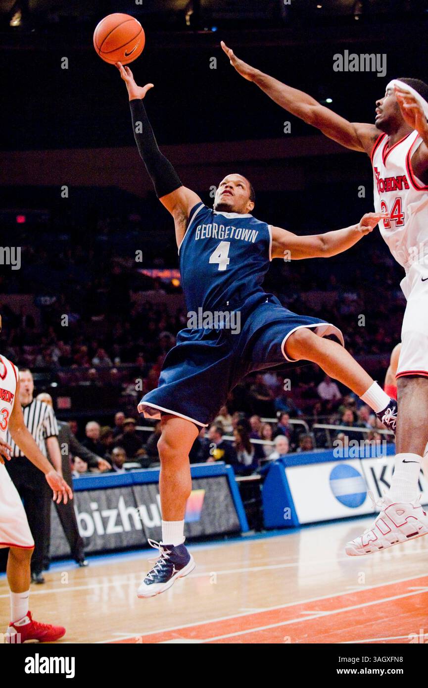 03 mars 2009 : Chris Wright de Georgetown (4) se déplace dans la peinture du haut de la clé pour deux points lors d'un match de basket-ball de la NCAA Big East Conference entre John's Red Storm et les Hoyas de Georgetown au World Most Famous Arena Madison Square Garden à New York. John's a fait une victoire de retour sur Georgetown en prolongation 59-56.(Credit image : © Duncan Williams/Cal Sport Media) Banque D'Images