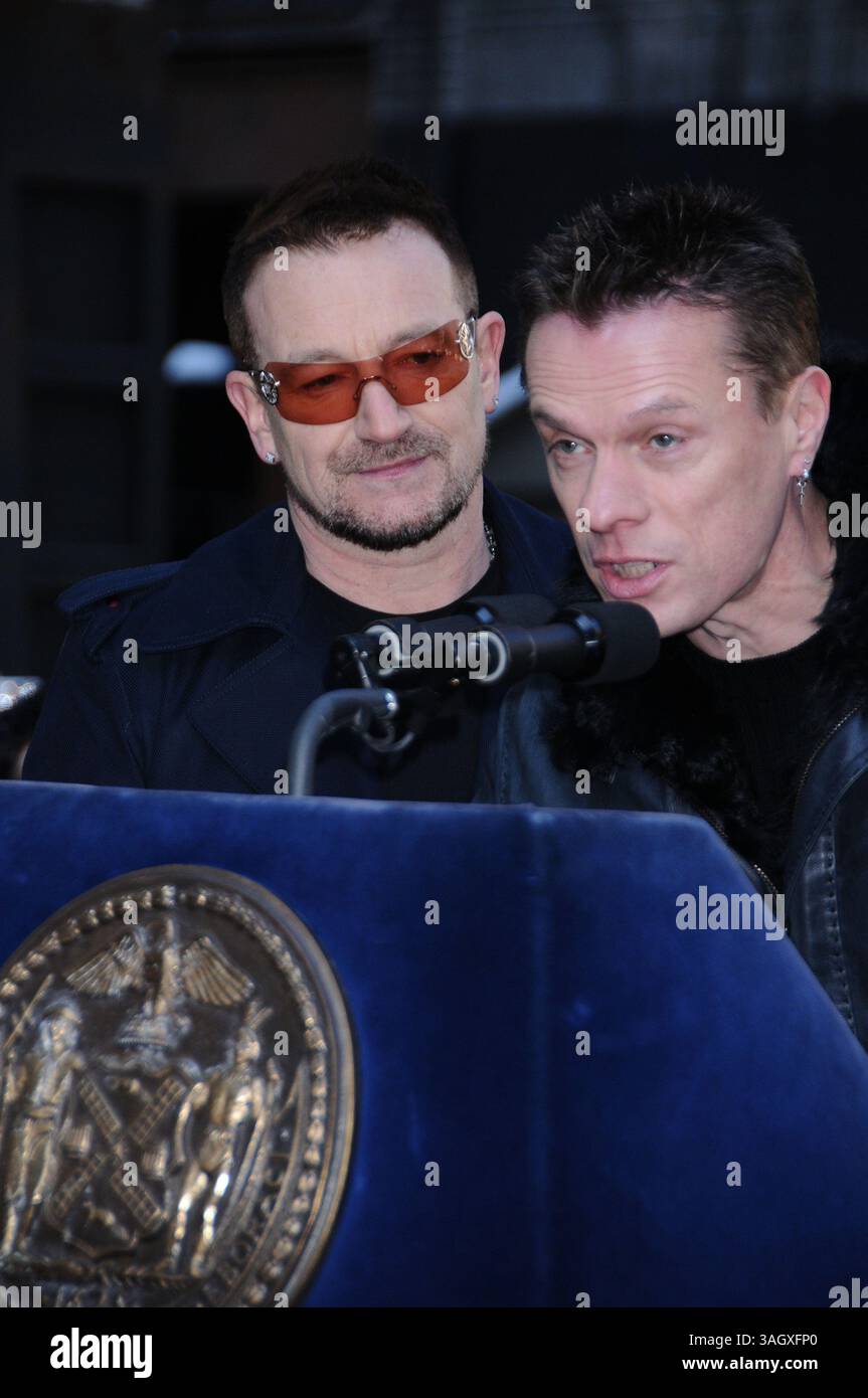 3 mars 2009, New York City (G-d) Bono et Larry Mullen Jr. assistent au changement de nom temporaire d'une section de la 53rd Street 'U2 Way' à Manhattan le 3 mars 3009 à New York City (crédit image : © Sharkpixs/ZUMA Press) Banque D'Images