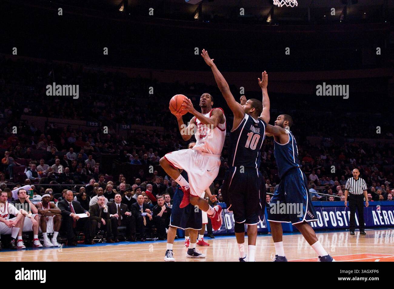 03 mars 2009 : John's Paris Horne (23 ans) marque deux de ses 16 points lors d'un match de basket-ball de la NCAA Big East Conference entre John's Red Storm et Georgetown Hoyas au Worlds Most Famous Arena Madison Square Garden à New York. John's a fait une victoire de retour sur Georgetown en prolongation 59-56.(Credit image : © Duncan Williams/Cal Sport Media) Banque D'Images