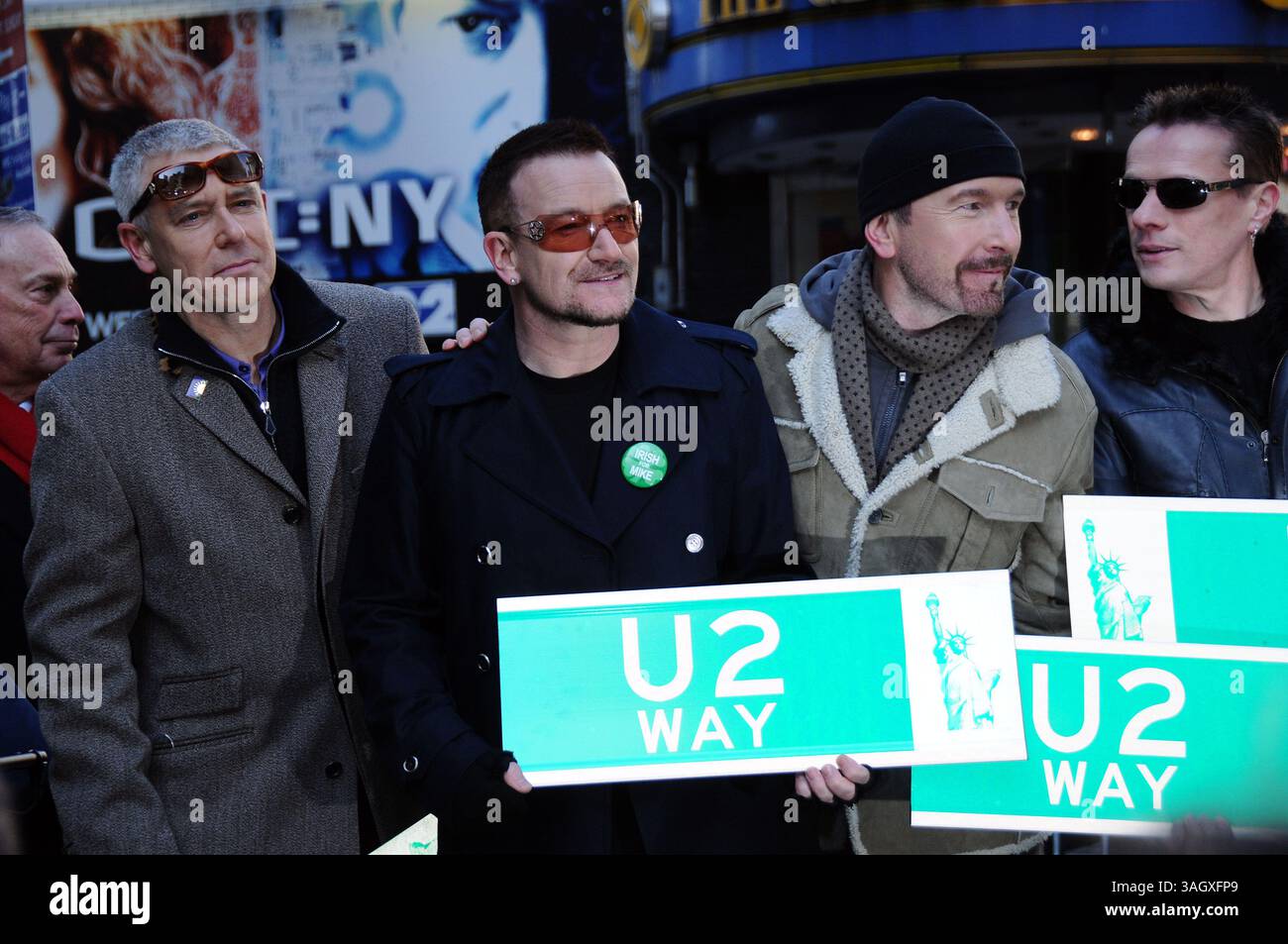3 mars 2009, New York City groupe irlandais U2 (G-d Adam Clayton, Bono, The Edge, Larry Mullen Jr.) assister au changement de nom temporaire d'une section de la 53rd Street 'U2 Way' à Manhattan le 3 mars 3009 à New York City (crédit image : © Sharkpixs/ZUMA Press) Banque D'Images