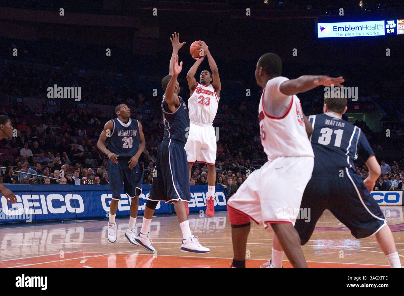 03 mars 2009 : John's Paris Horne (23 ans) marque deux de ses 16 points lors d'un match de basket-ball de la NCAA Big East Conference entre John's Red Storm et Georgetown Hoyas au Worlds Most Famous Arena Madison Square Garden à New York. John's a fait une victoire de retour sur Georgetown en prolongation 59-56.(Credit image : © Duncan Williams/Cal Sport Media) Banque D'Images