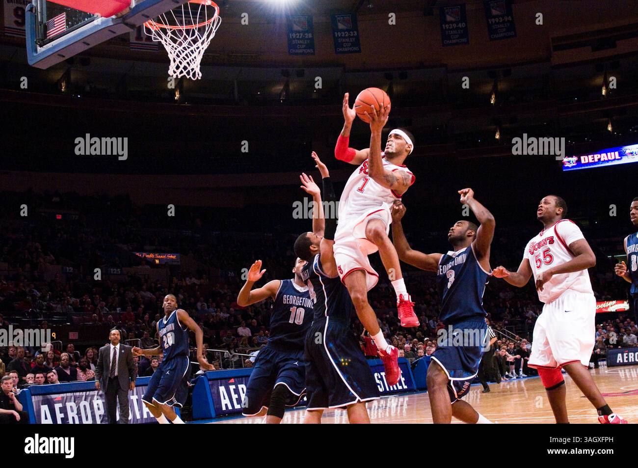 03 mars 2009 : John's D.J. Kennedy (1) roule dans la voie pour deux points lors d'un match de basket-ball de la NCAA Big East Conference entre John's Red Storm et Georgetown Hoyas au Worlds Most Famous Arena Madison Square Garden à New York. John's a fait une victoire de retour sur Georgetown en prolongation 59-56.(Credit image : © Duncan Williams/Cal Sport Media) Banque D'Images
