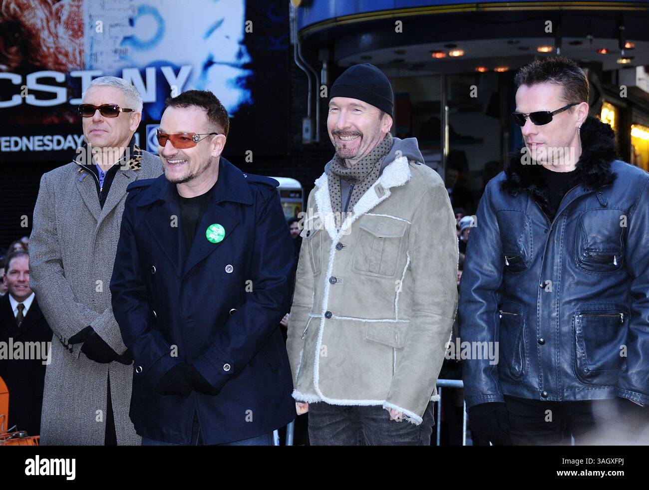 3 mars 2009, New York City groupe irlandais U2 (G-d Adam Clayton, Bono, The Edge, Larry Mullen Jr.) assister au changement de nom temporaire d'une section de la 53rd Street 'U2 Way' à Manhattan le 3 mars 3009 à New York City (crédit image : © Sharkpixs/ZUMA Press) Banque D'Images