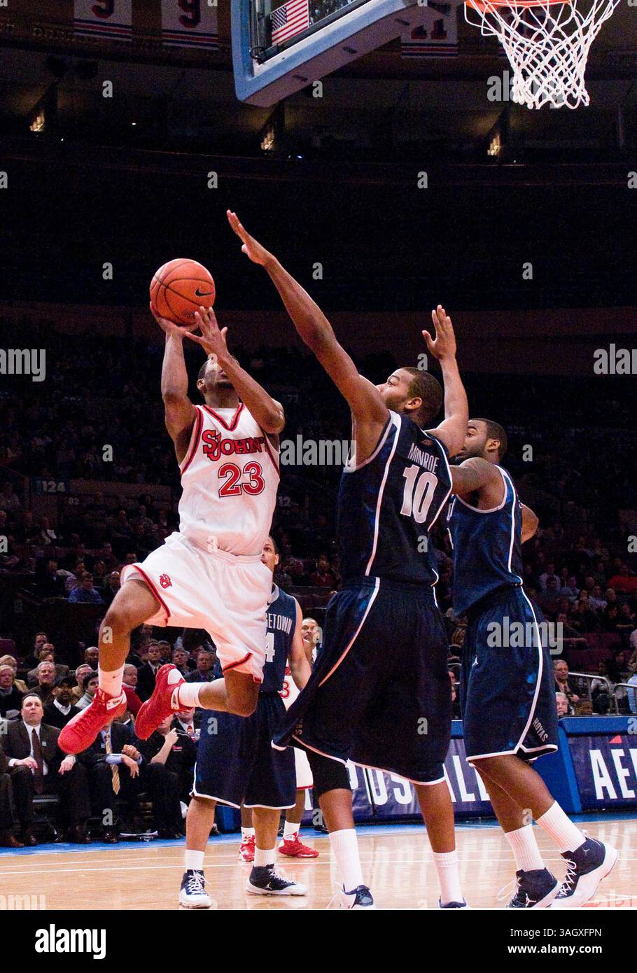 03 mars 2009 : John's Paris Horne (23 ans) marque deux de ses 16 points lors d'un match de basket-ball de la NCAA Big East Conference entre John's Red Storm et Georgetown Hoyas au Worlds Most Famous Arena Madison Square Garden à New York. John's a fait une victoire de retour sur Georgetown en prolongation 59-56.(Credit image : © Duncan Williams/Cal Sport Media) Banque D'Images