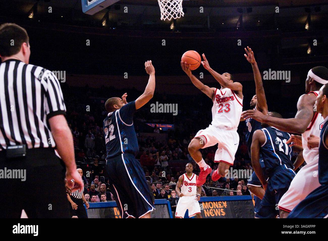 03 mars 2009 : John's Paris Horne (23 ans) marque deux de ses 16 points lors d'un match de basket-ball de la NCAA Big East Conference entre John's Red Storm et Georgetown Hoyas au Worlds Most Famous Arena Madison Square Garden à New York. John's a fait une victoire de retour sur Georgetown en prolongation 59-56.(Credit image : © Duncan Williams/Cal Sport Media) Banque D'Images