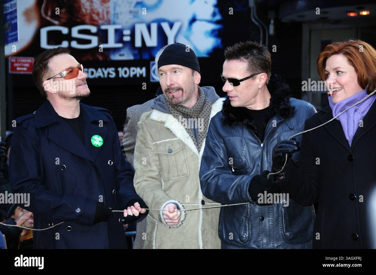 3 mars 2009, New York City (G-d) Bono, The Edge, Larry Mullen Jr. et Caroline Quinn assistent au changement de nom temporaire d'une section de la 53rd Street 'U2 Way' à Manhattan le 3 mars 3009 à New York City (crédit image : © Sharkpixs/ZUMA Press) Banque D'Images