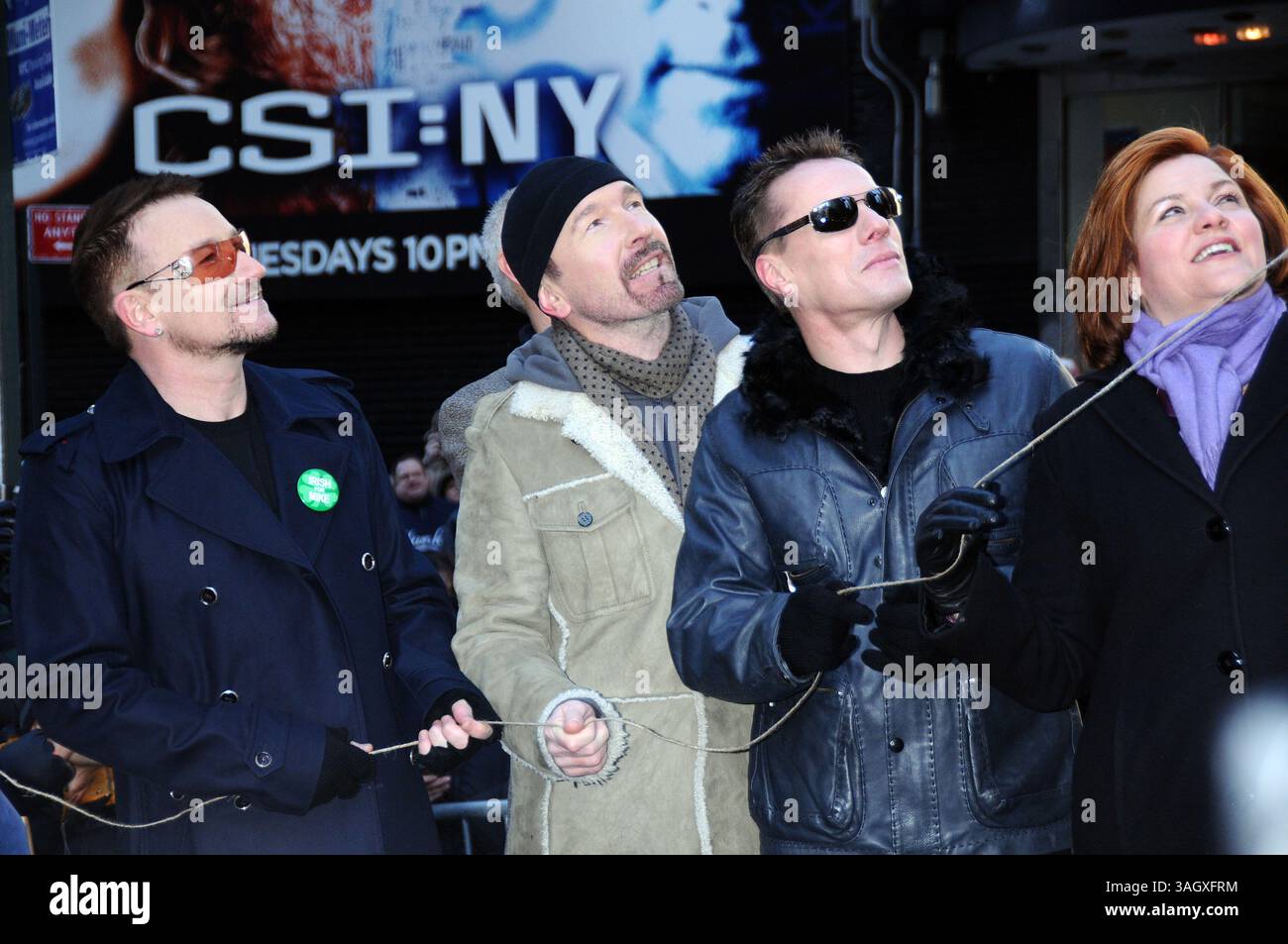 3 mars 2009, New York City (G-d) Bono, The Edge, Larry Mullen Jr. et Caroline Quinn assistent au changement de nom temporaire d'une section de la 53rd Street 'U2 Way' à Manhattan le 3 mars 3009 à New York City (crédit image : © Sharkpixs/ZUMA Press) Banque D'Images