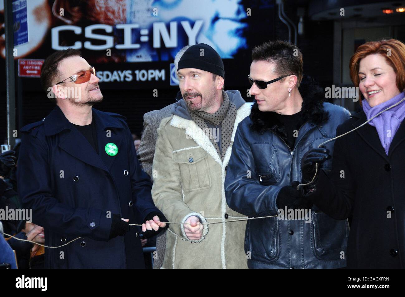 3 mars 2009, New York City (G-d) Bono, The Edge, Larry Mullen Jr. et Caroline Quinn assistent au changement de nom temporaire d'une section de la 53rd Street 'U2 Way' à Manhattan le 3 mars 3009 à New York City (crédit image : © Sharkpixs/ZUMA Press) Banque D'Images