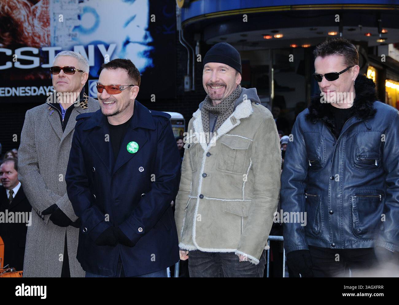 3 mars 2009, New York City groupe irlandais U2 (G-d Adam Clayton, Bono, The Edge, Larry Mullen Jr.) assister au changement de nom temporaire d'une section de la 53rd Street 'U2 Way' à Manhattan le 3 mars 3009 à New York City (crédit image : © Sharkpixs/ZUMA Press) Banque D'Images