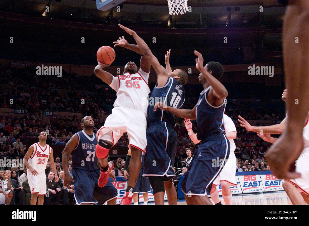 03 mars 2009 : John's Rob Thomas (55) marque deux de ses 16 points lors d'un match de basket-ball de la NCAA Big East Conference entre John's Red Storm et Georgetown Hoyas au Worlds Most Famous Arena Madison Square Garden à New York. John's a fait une victoire de retour sur Georgetown en prolongation 59-56.(Credit image : © Duncan Williams/Cal Sport Media) Banque D'Images