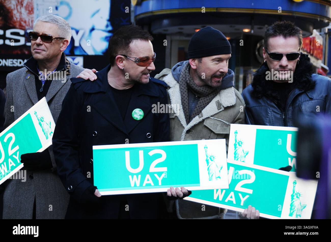 3 mars 2009, New York City groupe irlandais U2 (G-d Adam Clayton, Bono, The Edge, Larry Mullen Jr.) assister au changement de nom temporaire d'une section de la 53rd Street 'U2 Way' à Manhattan le 3 mars 3009 à New York City (crédit image : © Sharkpixs/ZUMA Press) Banque D'Images