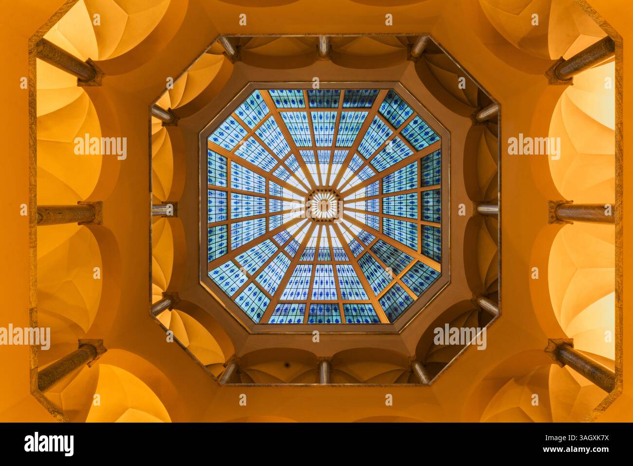 Zurich, Suisse - 11 novembre. 2020 : le plafond de verre structurre de l'ancienne maison Peterhof, qui est sur la liste des biens culturels à Zurich. Banque D'Images