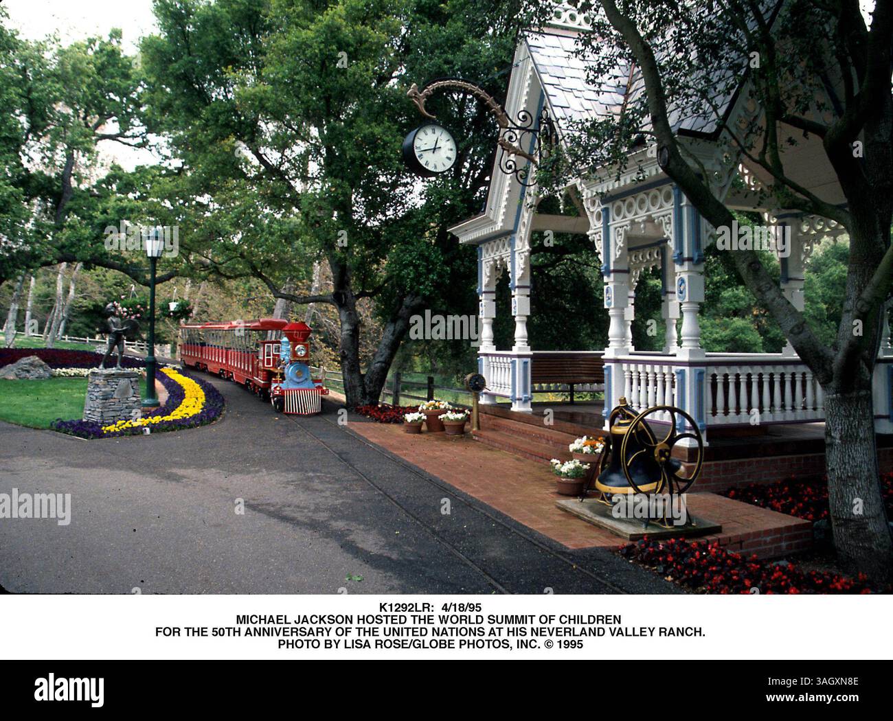 K1292LR : 4/18/95.MICHAEL JACKSON A ACCUEILLI LE SOMMET MONDIAL DES ENFANTS . POUR LE 50E ANNIVERSAIRE DES NATIONS UNIES DANS SON RANCH DE NEVERLAND VALLEY..PHOTO DE LISA ROSE/GLOBE PHOTOS, INC â© 1995 (crédit image : © Globe photos/ZUMAPRESS.com) Banque D'Images