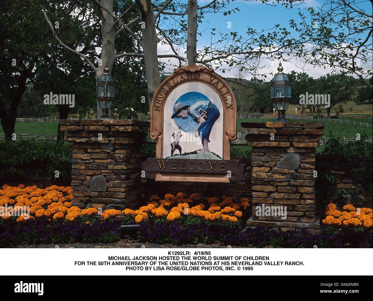 K1292LR : 4/18/95.MICHAEL JACKSON A ACCUEILLI LE SOMMET MONDIAL DES ENFANTS . POUR LE 50E ANNIVERSAIRE DES NATIONS UNIES DANS SON RANCH DE NEVERLAND VALLEY..PHOTO DE LISA ROSE/GLOBE PHOTOS, INC â© 1995 (crédit image : © Globe photos/ZUMAPRESS.com) Banque D'Images