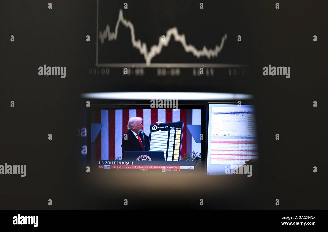 09 avril 2025, Hesse, Francfort-sur-le-main : le président AMÉRICAIN Trump peut être vu sur un écran de la salle des marchés de la Bourse de Francfort devant le panneau d'affichage montrant la courbe de Dax. Il n'y a pas de solution en vue dans le différend international sur les tarifs et les contre-tarifs. L’escalade de la guerre commerciale américano-chinoise a de nouveau mis le Dax sous une pression considérable le mercredi 9 avril 2025 et a entraîné des pertes de prix. Photo : Arne Dedert/dpa Banque D'Images