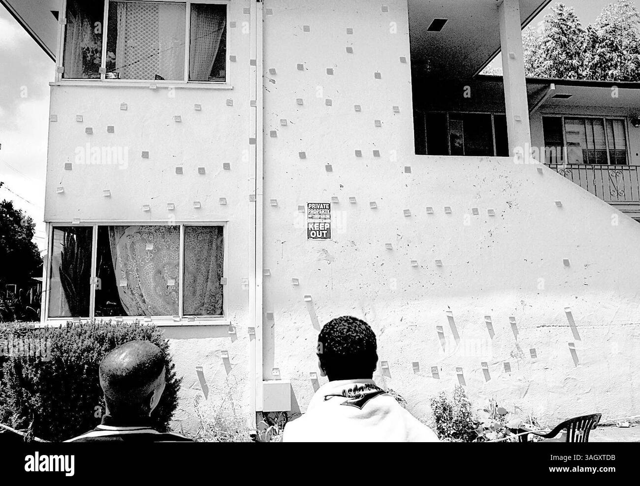 Shmuel Thaler/Sentinel. Les amis de Rudolfo Rivas se rassemblent le lendemain de son meurtre en 2004 sur Spruce Street à Santa Cruz sur le site où il a été tué. Des marqueurs de preuves de police sont toujours accrochés là où son sang a taché le mur. (Crédit : ©/Santa Cruz Sentinal/ZUMA Press) Banque D'Images