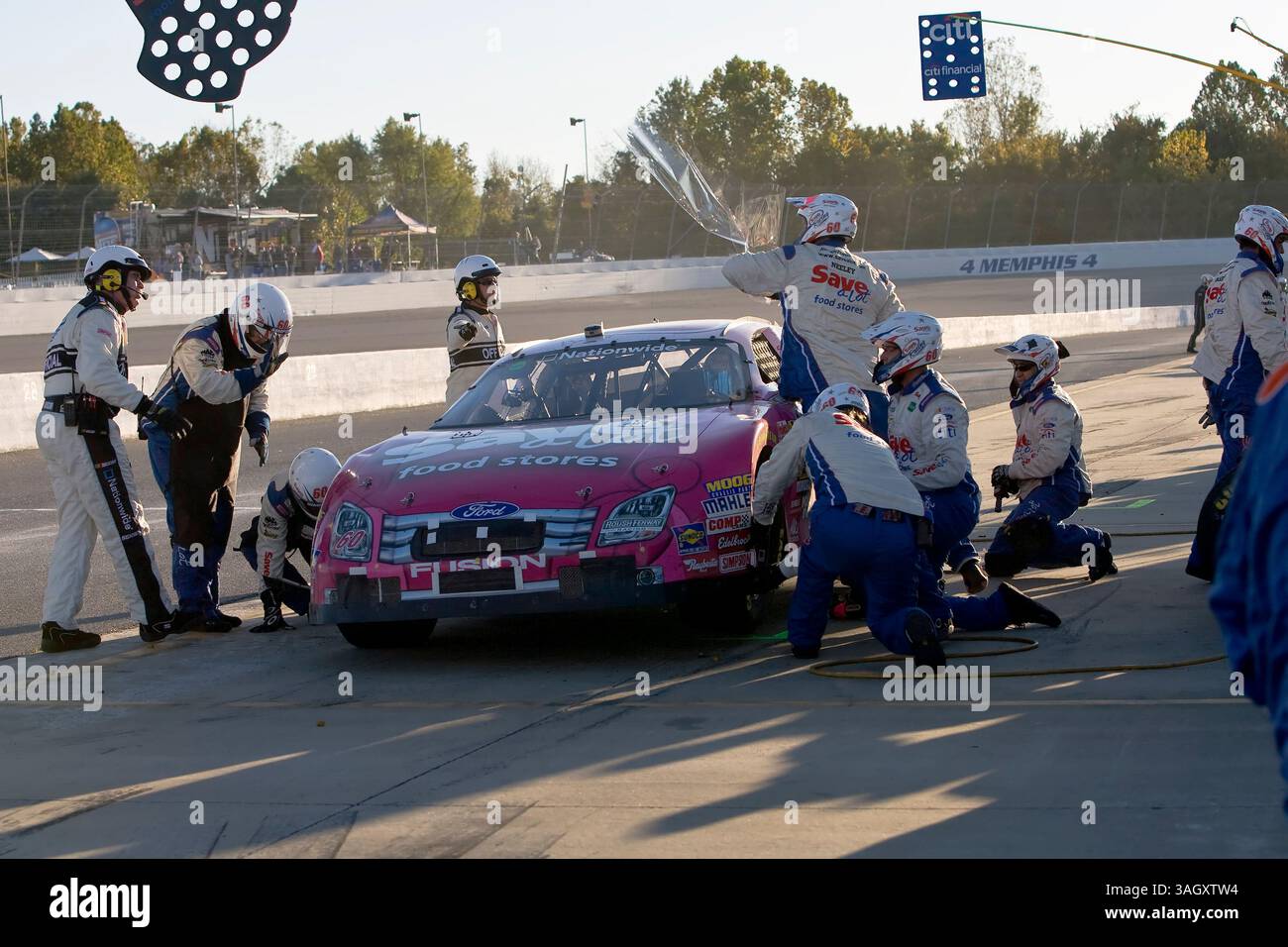24 octobre 2009 : Carl Edwards, pilote de la Ford No. 60 Save A Lot, vient pour la Kroger on Track for the Cure 250 au Memphis Motorsports Park. (Crédit image : © ASP/Cal Sport Media/ZUMA Press) Banque D'Images