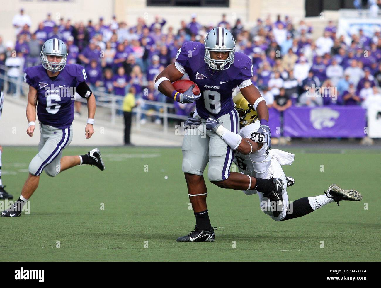 24 octobre 2009 : le Kansas State Running Back Daniel Thomas est attaqué par Ray Polk, un agent de sécurité du Colorado, lors de la victoire 20-6 de K-State contre les Buffaloes samedi au Bill Snyder Family Stadium, à Manhattan, Kan. Scott Sewell / CSM (image crédit : © Scott Sewell/Cal Sport Media/ZUMA Press) Banque D'Images