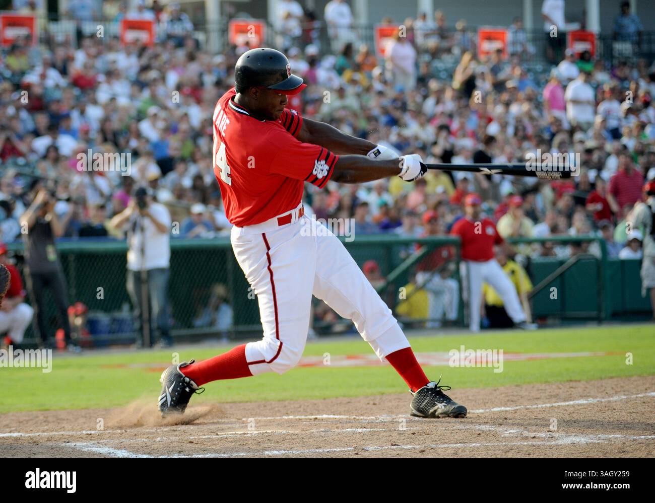 13 juin 2009 : Dallas Cowboy DeMarcus Ware à la batte lors du Reebok Heroes Baseball Game de la fondation Mike Modano au stade de baseball Dr Pepper à Frisco, Texas. (Crédit image : © Albert Pena/Cal Sport Media/ZUMA Press) Banque D'Images