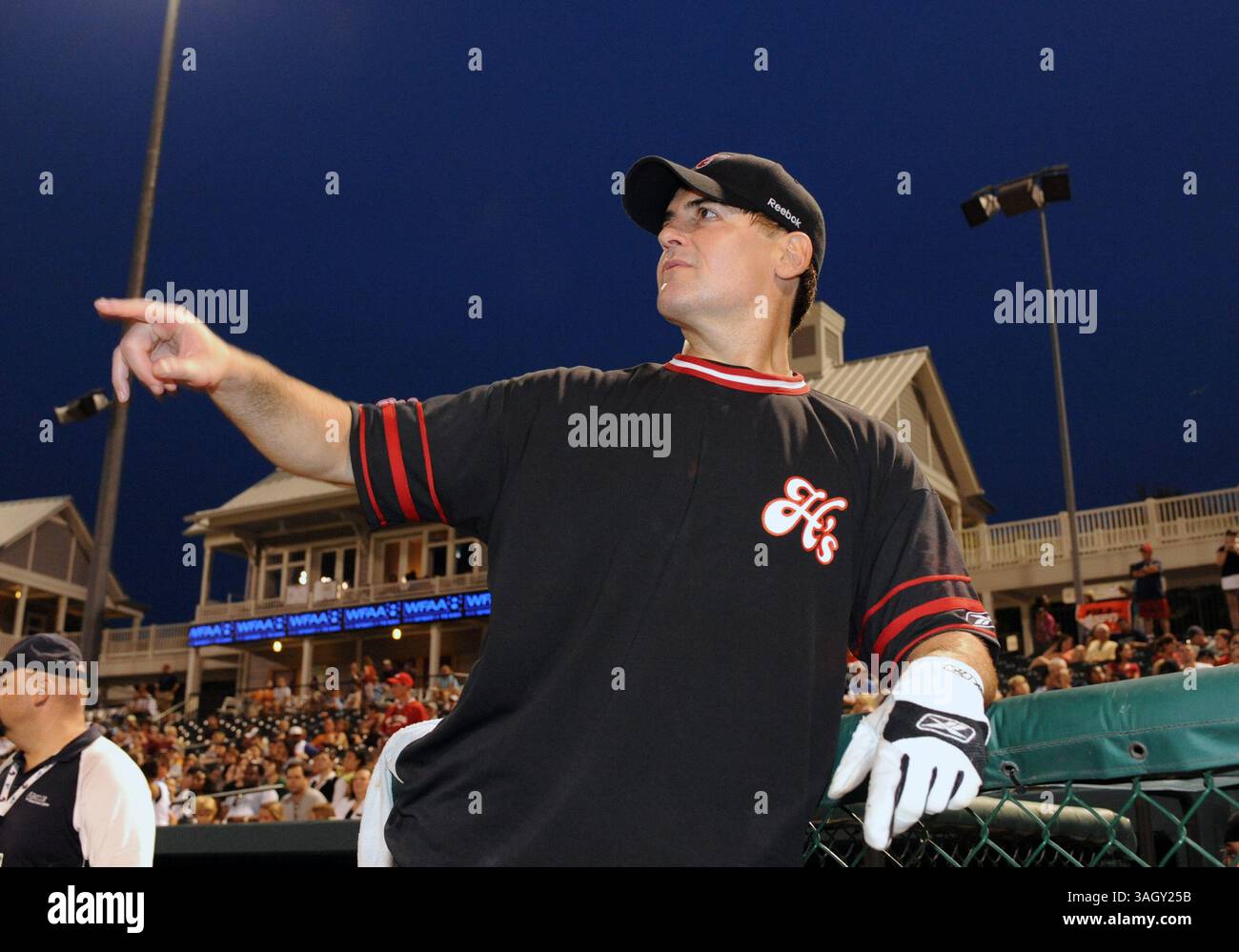 13 juin 2009 : Mark Cuban, propriétaire des Dallas Mavericks, lors du Reebok Heroes Baseball Game, une collecte de fonds de baseball organisée par la Mike Modano Foundation au DocPepper Ballpark à Frisco, Texas. (Crédit image : © Albert Pena/Cal Sport Media/ZUMA Press) Banque D'Images