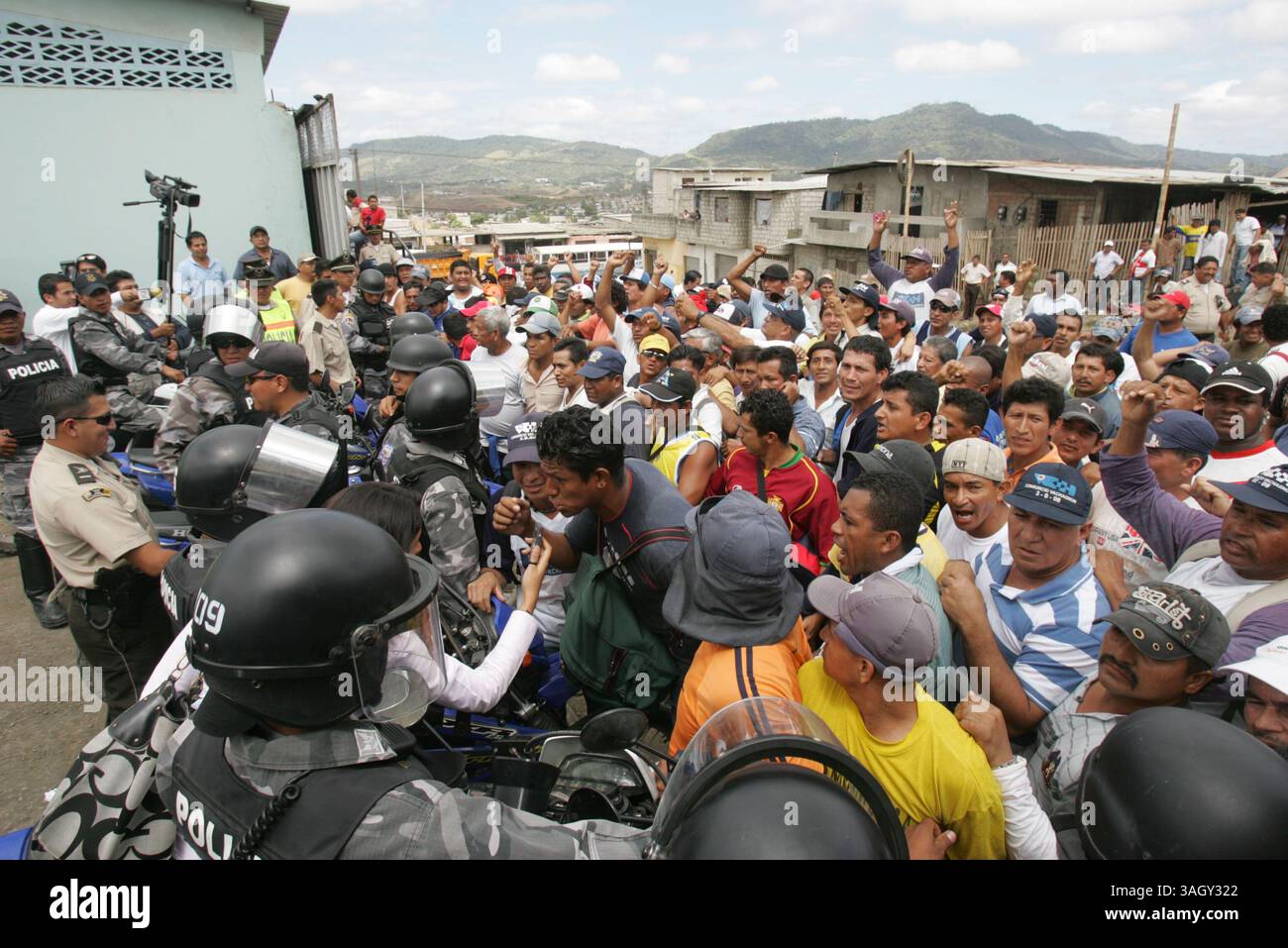 15/06/2009) GUAYAQUIL-ECUADOR 15/06/09.- ECUADOR ..LOS TRABAJADORES DE VACHAGNON, PROTESTARON EN LAS AFUERAS DE LA PLANTA E IMPIDIERON LA SALIDA DE LOS CAMIONES RECOLECTORES DE BASURA LA MAÃ’ANA DE HOY. ELLOS DENUNCIAN VARIOS ABUSOS LABORALES...... FOTO JOSE SANCHEZ (crédit image : © El Comercio/GDA/ZUMA Press) Banque D'Images