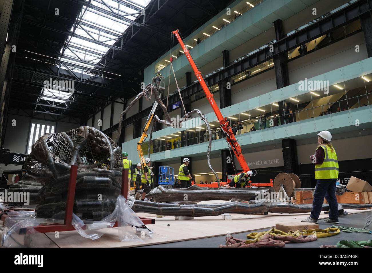 La sculpture d'araignée géante 'Maman' de Louise Bourgeois est installée dans le turbine Hall de la Tate Modern à Londres. La sculpture a été exposée pour la dernière fois à la galerie en 2000, et revient pour marquer le 25e anniversaire. Date de la photo : mercredi 9 avril 2025. Banque D'Images