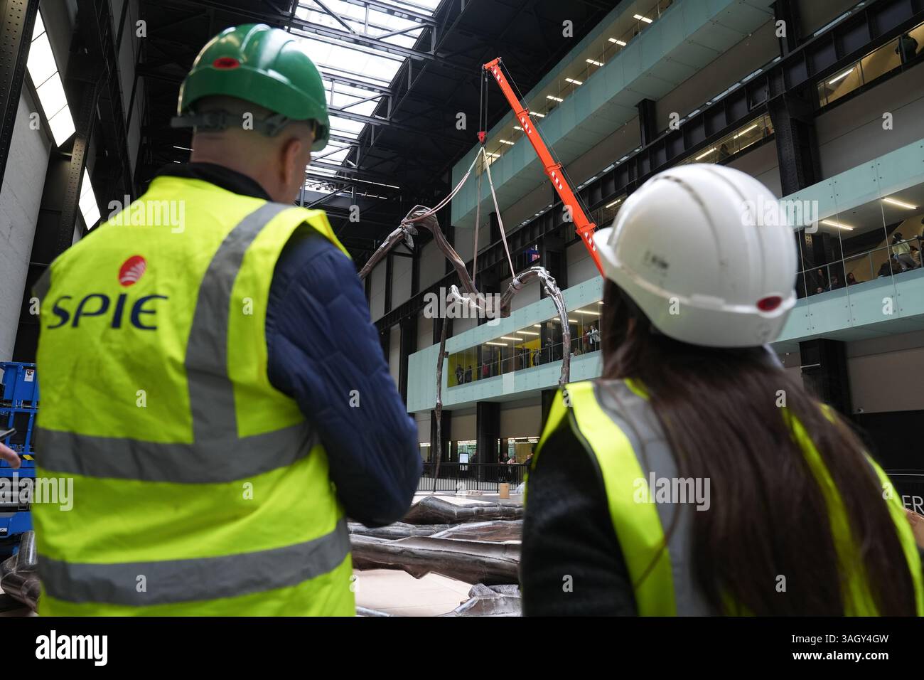 La sculpture d'araignée géante 'Maman' de Louise Bourgeois est installée dans le turbine Hall de la Tate Modern à Londres. La sculpture a été exposée pour la dernière fois à la galerie en 2000, et revient pour marquer le 25e anniversaire. Date de la photo : mercredi 9 avril 2025. Banque D'Images