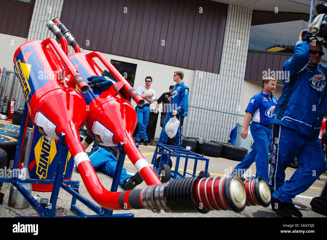 14 juin 2009 : bidons d'essence à la course Life Lock 400, Michigan International Speedway, Brooklyn, mi. (Crédit image : © Rick Osentoski/Cal Sport Media/ZUMA Press) Banque D'Images 14 juin 2009 : bidons d'essence à la course Life Lock 400, Michigan International Speedway, Brooklyn, mi. (Crédit image : © Rick Osentoski/Cal Sport Media/ZUMA Press) Banque D'Images