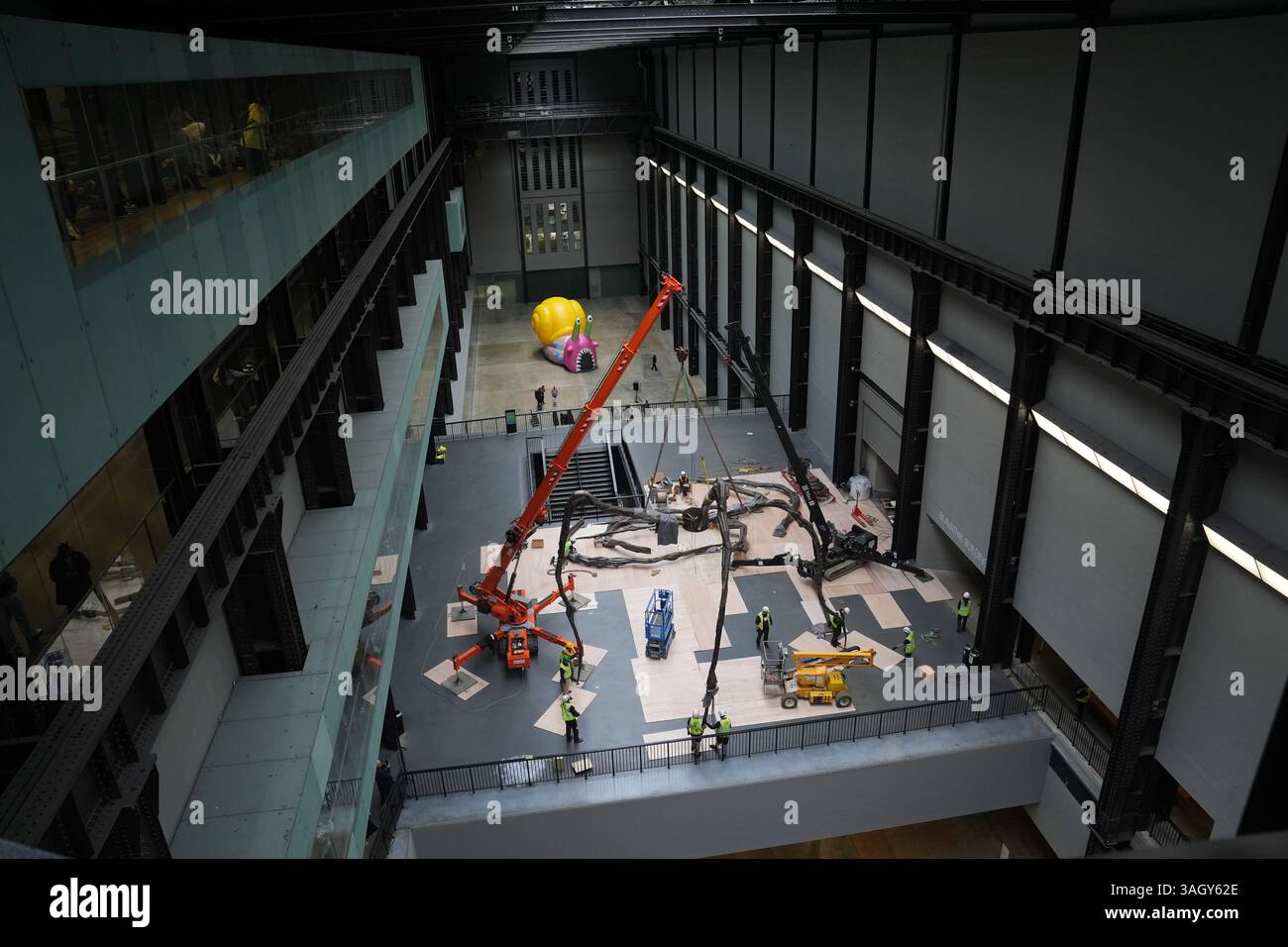 La sculpture d'araignée géante 'Maman' de Louise Bourgeois est installée dans le turbine Hall de la Tate Modern à Londres. La sculpture a été exposée pour la dernière fois à la galerie en 2000, et revient pour marquer le 25e anniversaire. Date de la photo : mercredi 9 avril 2025. Banque D'Images
