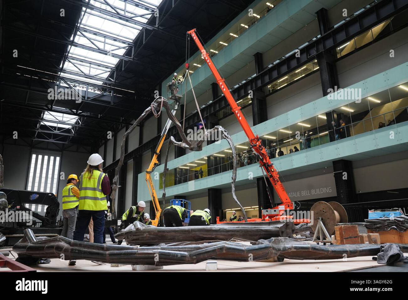 La sculpture d'araignée géante 'Maman' de Louise Bourgeois est installée dans le turbine Hall de la Tate Modern à Londres. La sculpture a été exposée pour la dernière fois à la galerie en 2000, et revient pour marquer le 25e anniversaire. Date de la photo : mercredi 9 avril 2025. Banque D'Images