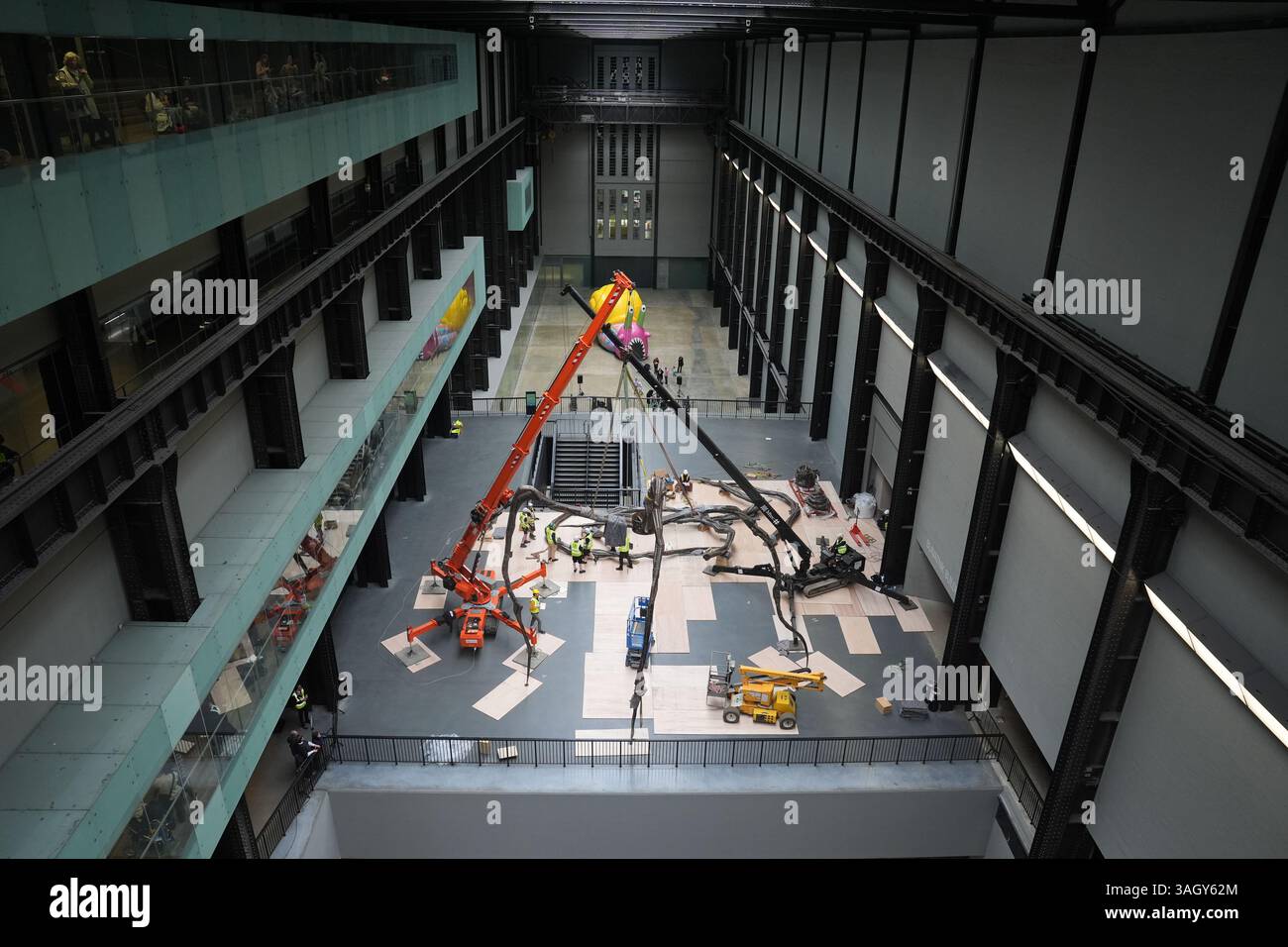 La sculpture d'araignée géante 'Maman' de Louise Bourgeois est installée dans le turbine Hall de la Tate Modern à Londres. La sculpture a été exposée pour la dernière fois à la galerie en 2000, et revient pour marquer le 25e anniversaire. Date de la photo : mercredi 9 avril 2025. Banque D'Images