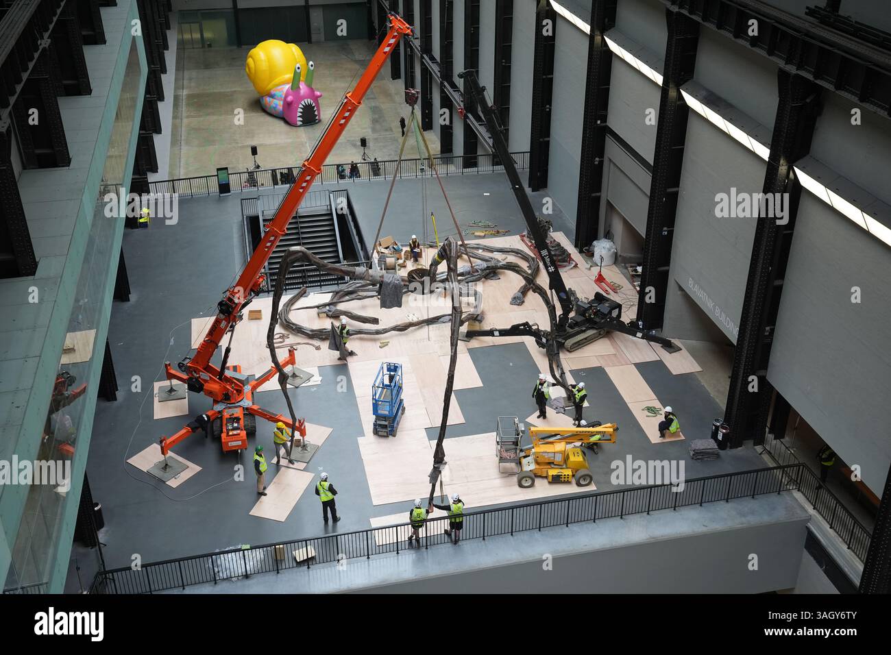 La sculpture d'araignée géante 'Maman' de Louise Bourgeois est installée dans le turbine Hall de la Tate Modern à Londres. La sculpture a été exposée pour la dernière fois à la galerie en 2000, et revient pour marquer le 25e anniversaire. Date de la photo : mercredi 9 avril 2025. Banque D'Images