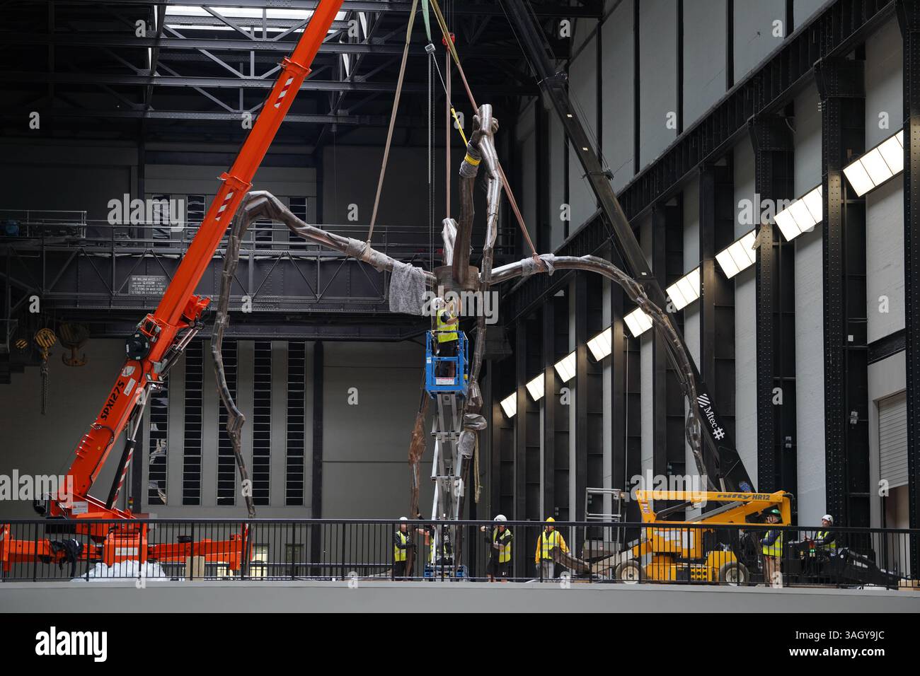 La sculpture d'araignée géante 'Maman' de Louise Bourgeois est installée dans le turbine Hall de la Tate Modern à Londres. La sculpture a été exposée pour la dernière fois à la galerie en 2000, et revient pour marquer le 25e anniversaire. Date de la photo : mercredi 9 avril 2025. Banque D'Images