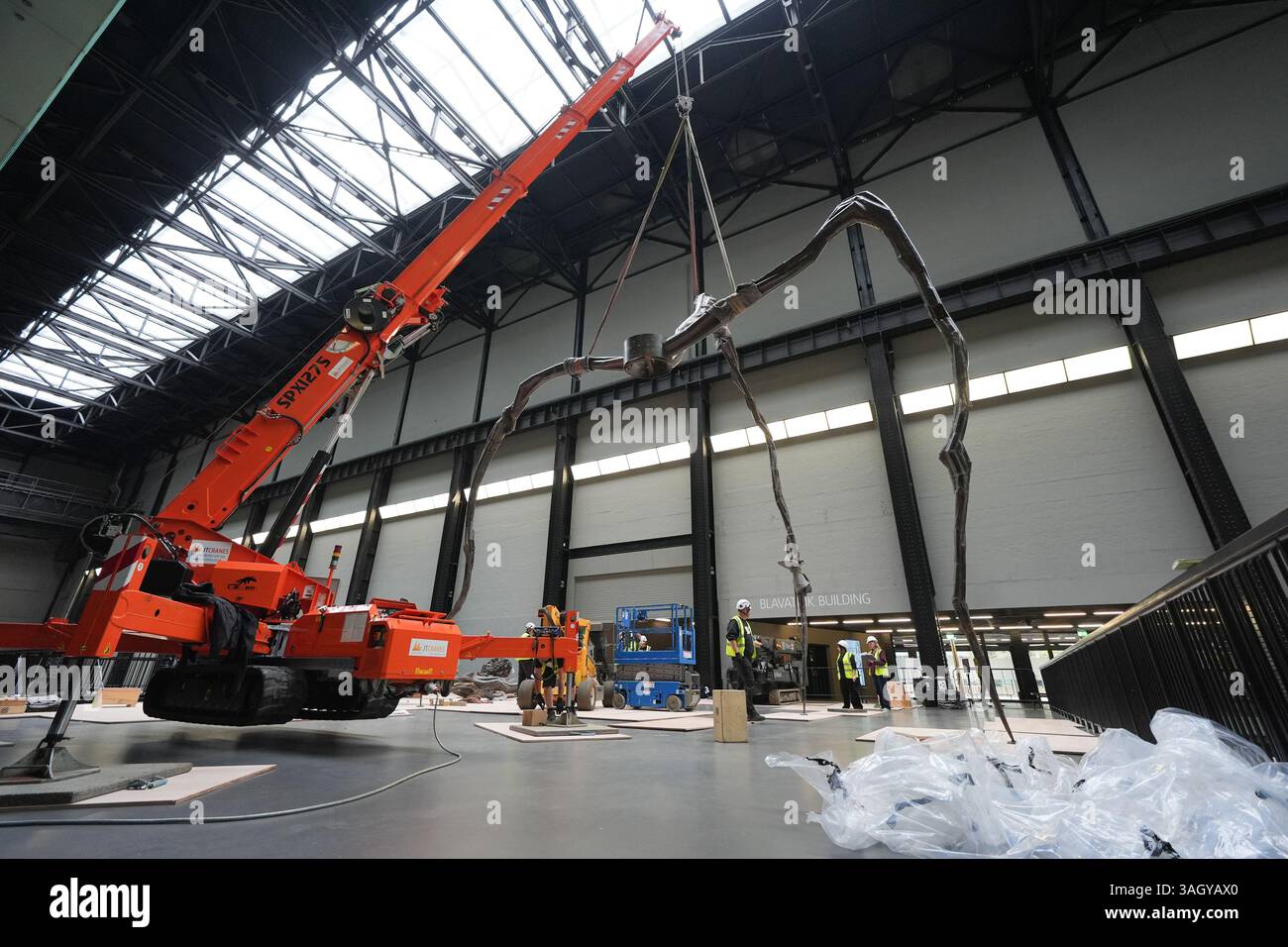 La sculpture d'araignée géante 'Maman' de Louise Bourgeois est installée dans le turbine Hall de la Tate Modern à Londres. La sculpture a été exposée pour la dernière fois à la galerie en 2000, et revient pour marquer le 25e anniversaire. Date de la photo : mercredi 9 avril 2025. Banque D'Images