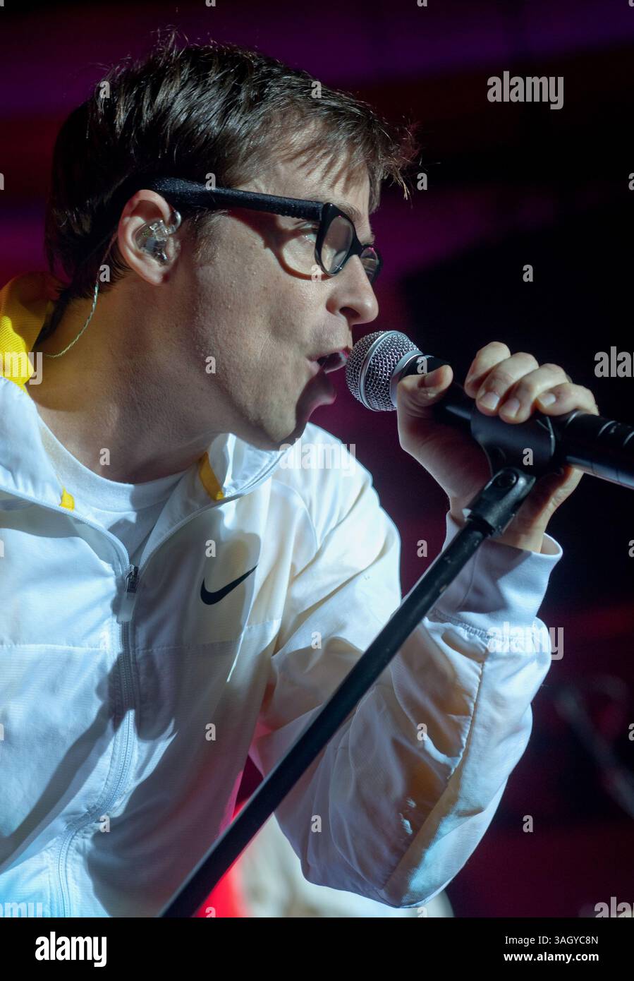 25 octobre 2009 - Hollywood, Californie, États-Unis - le chanteur RIVERS CUOMO de WEEZER se produit en direct au Hollywood palladium. (Crédit image : © Adam Latham/ZUMA Press) Banque D'Images