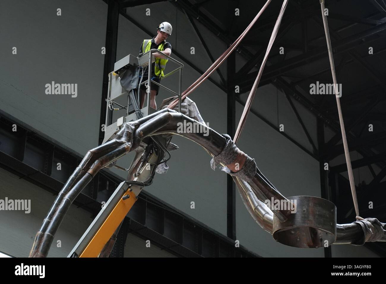 La sculpture d'araignée géante 'Maman' de Louise Bourgeois est installée dans le turbine Hall de la Tate Modern à Londres. La sculpture a été exposée pour la dernière fois à la galerie en 2000, et revient pour marquer le 25e anniversaire. Date de la photo : mercredi 9 avril 2025. Banque D'Images