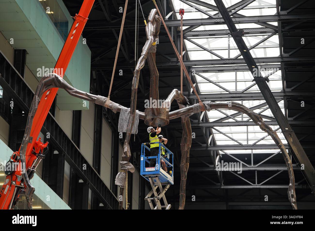 La sculpture d'araignée géante 'Maman' de Louise Bourgeois est installée dans le turbine Hall de la Tate Modern à Londres. La sculpture a été exposée pour la dernière fois à la galerie en 2000, et revient pour marquer le 25e anniversaire. Date de la photo : mercredi 9 avril 2025. Banque D'Images
