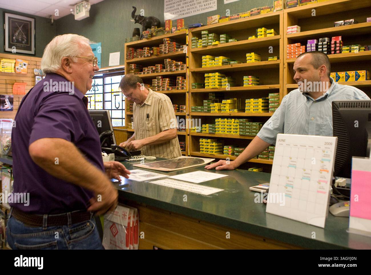 Larry Cyphers, officier retraité de la patrouille routière de Californie, à gauche, fait un achat mercredi de Mike Ervin et Patrick Jones à Jones Fort. Cyphers emmenait son petit-fils tirer plus tard dans la journée. (Crédit image : © Redding Record Searchlight/ZUMAPRESS.com) Banque D'Images