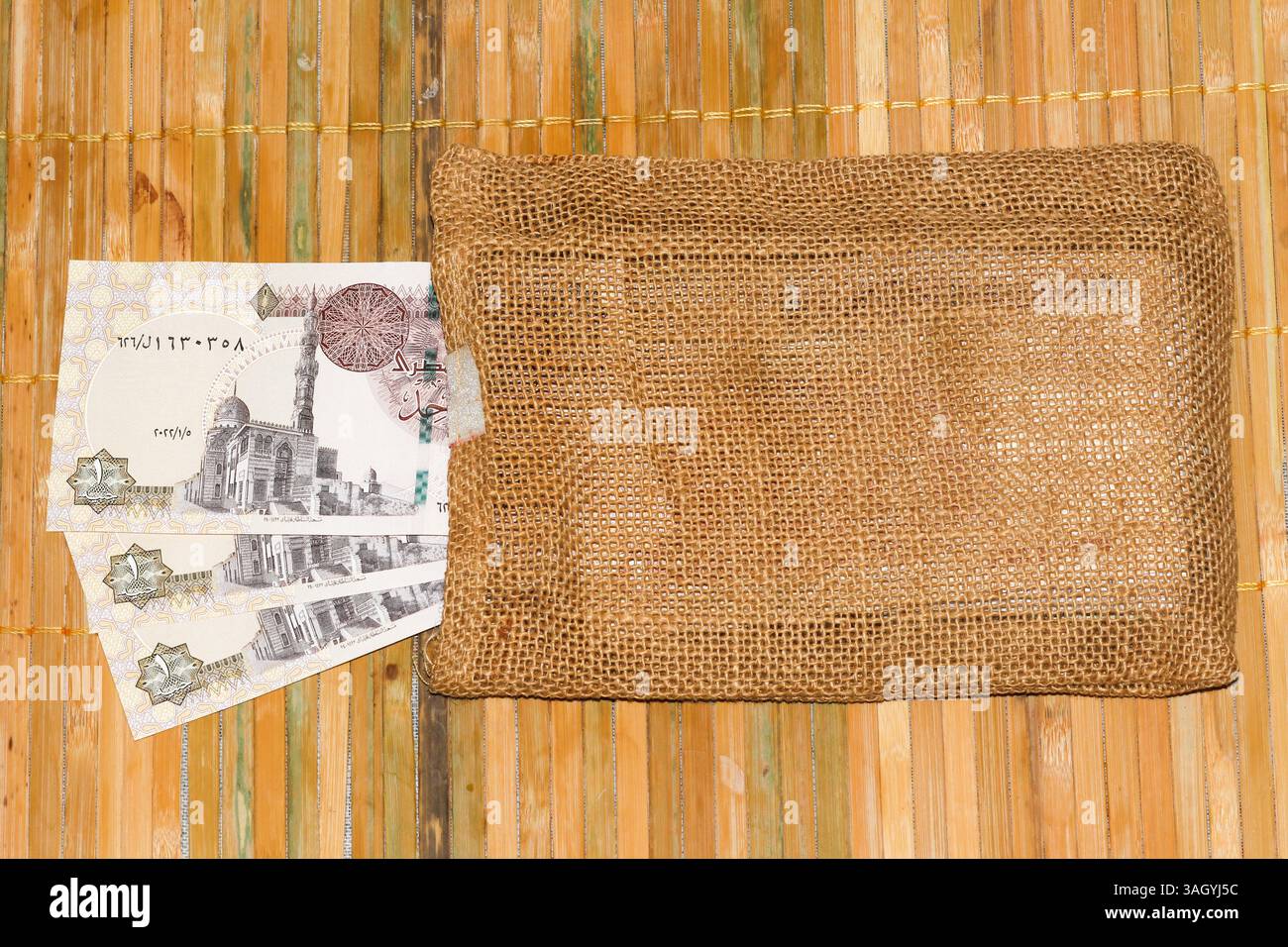 Petit sac d'argent égyptien, trois livres égyptiennes Banque D'Images