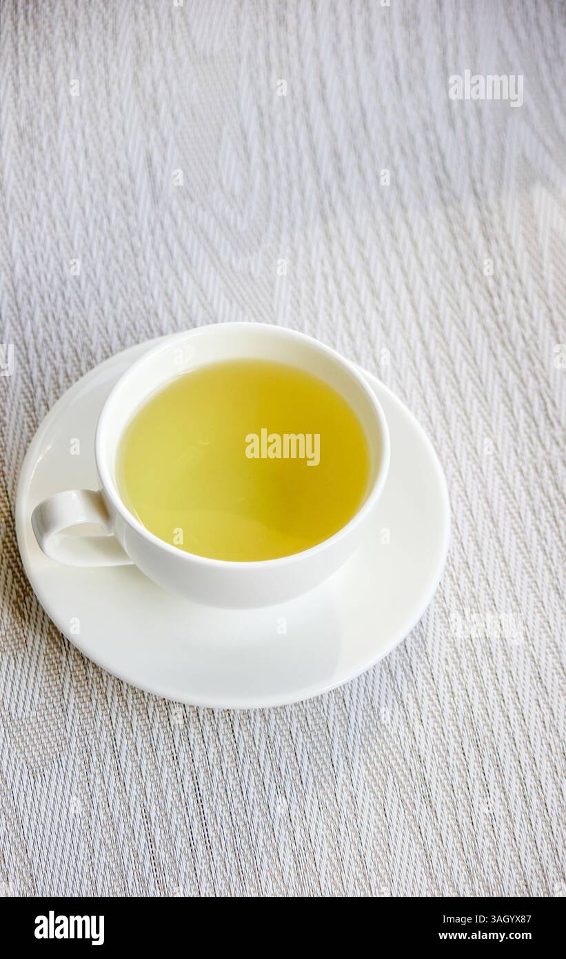 Tasse blanche et soucoupe avec thé à la menthe Banque D'Images