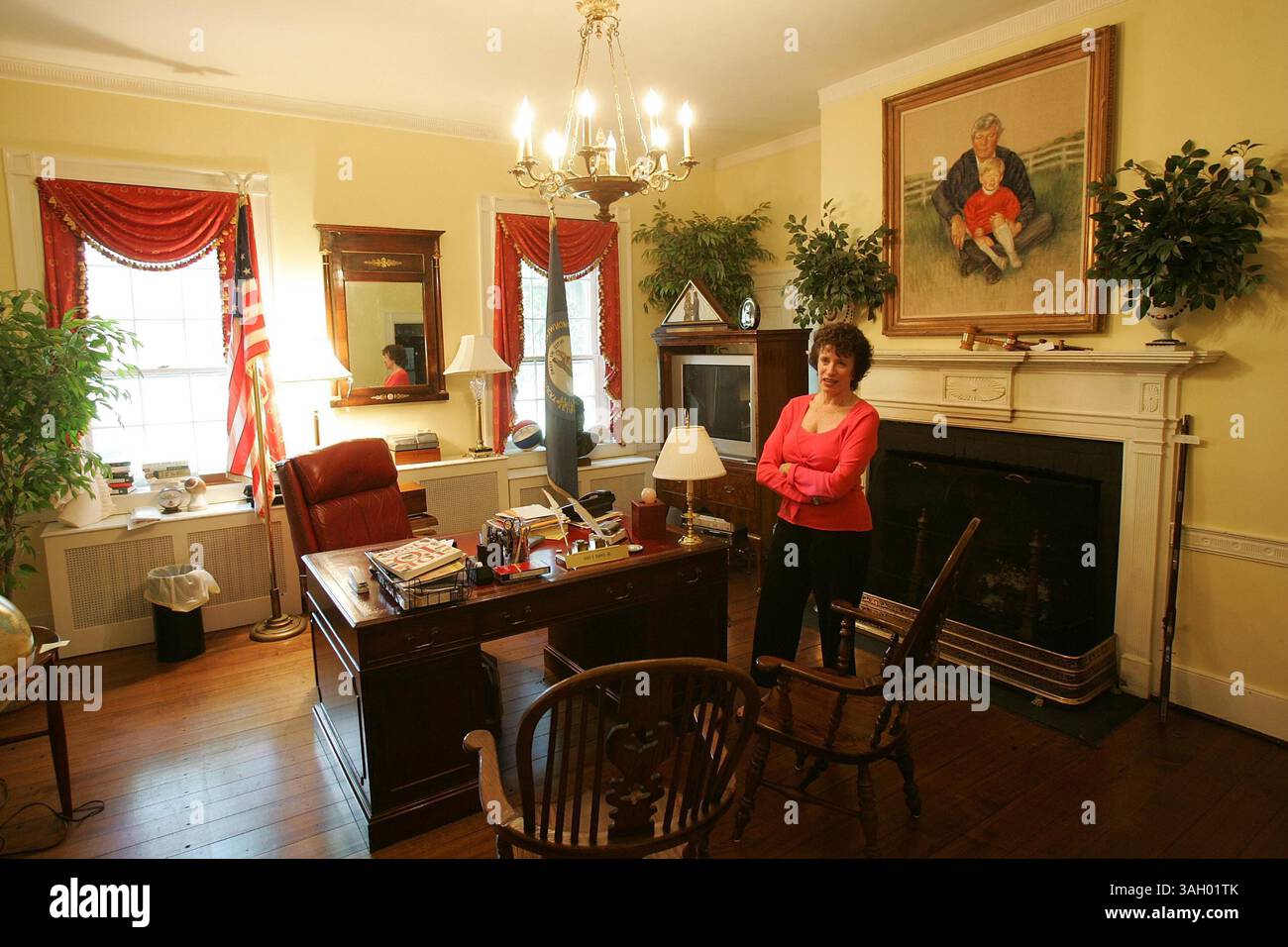 La sœur de l'ancien gouverneur John Y. Brown Jr, Betty Bruce Boo Brown, se tenait dans son bureau à Cave Hill place sur Old Cave Hill Lane à Lexington, Kentucky, le jeudi 27 juillet 2006. La maison de l'ancien gouverneur du Kentucky John Y. Brown Jr. a été vendue. Une peinture de Brown et de son fils Lincoln Brown est au-dessus de la cheminée. Charles Bertram/Staff (crédit image : © Lexington Herald-leader/ZUMA Press) Banque D'Images
