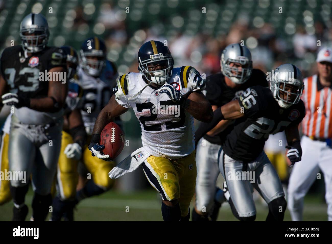 Les jets de New York Shonn Greene courent pour un touchdown de 43 yards pour faire 38-0 contre les Raiders le dimanche 25 octobre 2009 au Oakland-Alameda County Coliseum à Oakland, Calif. (Crédit image : © Sacramento Bee/ZUMA Press) Banque D'Images