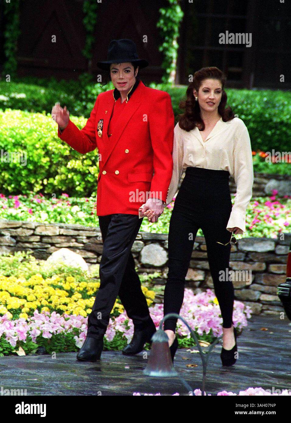 MICHAEL JACKSON ET SON ÉPOUSE LISA MARIE PRESLEY . AU RANCH DE NEVERLAND EN CALIFORNIE... IL A OUVERT LE RANCH À DES CENTAINES D'ENFANTS SOUTENUS PAR SON ASSOCIATION CARITATIVE ''WORLD CHILDREN''. Â¬Â© ALL ACTION/ IPOL.I1193AA.CREDIT : NAME/IPOL/GLOBE PHOTOS, INC. (Crédit image : © Globe photos/ZUMAPRESS.com) Banque D'Images