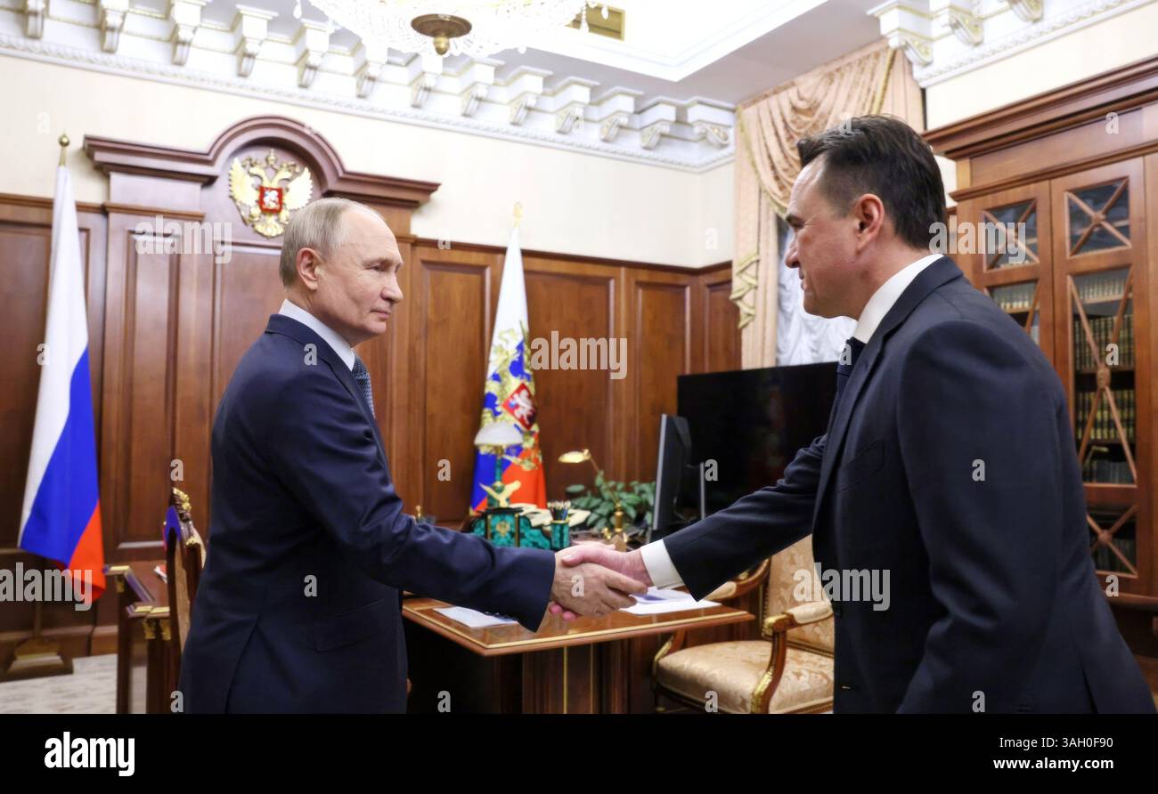 Moscou, Russie. 08 avril 2025. Le président russe Vladimir Poutine, à gauche, accueille le gouverneur de la région de Moscou Andreï Vorobyov, à droite, pour une réunion en face à face au Kremlin, le 8 avril 2025 à Moscou, en Russie. Crédit : Vyacheslav Prokofyev/Kremlin Pool/Alamy Live News Banque D'Images