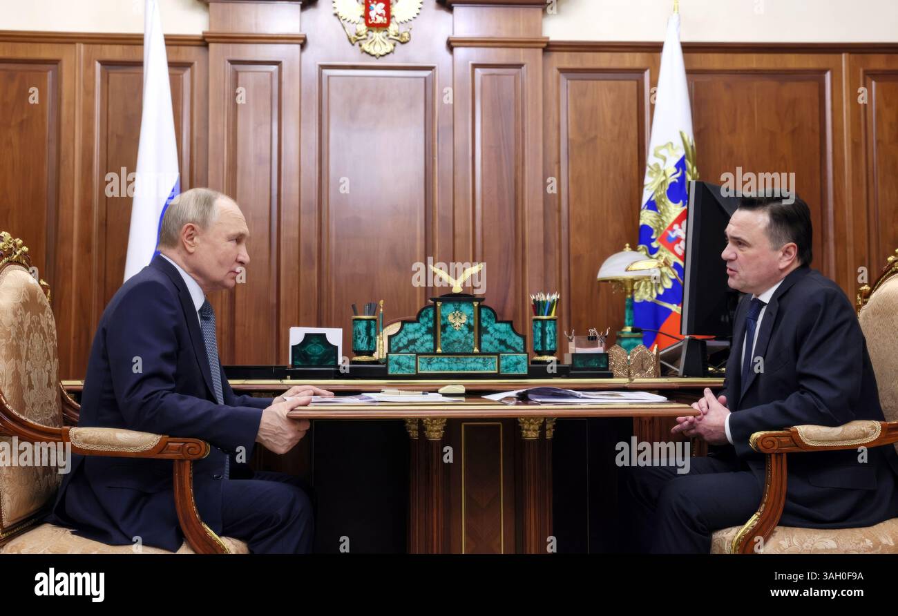 Moscou, Russie. 08 avril 2025. Le président russe Vladimir Poutine, à gauche, écoute le gouverneur de la région de Moscou Andreï Vorobyov, à droite, livrer son rapport lors d'une réunion en face à face au Kremlin, le 8 avril 2025 à Moscou, en Russie. Crédit : Vyacheslav Prokofyev/Kremlin Pool/Alamy Live News Banque D'Images