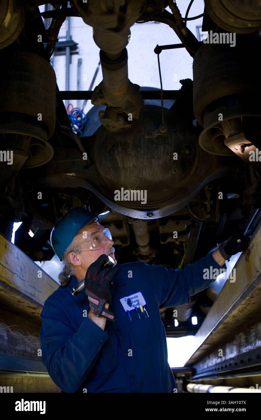 8 JUILLET 2009, SAN DIEGO, CALIFORNIE, ÉTATS-UNIS ................ À l'installation d'inspection routière d'Otay Mesa California Highway Patrol, Ruben Montanez inspecte la partie inférieure de la grande remorque de tracteur depuis la fosse d'inspection des baies d'inspection de la cogénération. Montanez est un spécialiste en inspection de véhicules commerciaux pour la cogénération. .............. CRÉDIT OBLIGATOIRE : SAN DIEGO UNION-TRIBUNE NELVIN C. CEPEDA (crédit image : © The San Diego Union-Tribune/ZUMA Press) Banque D'Images
