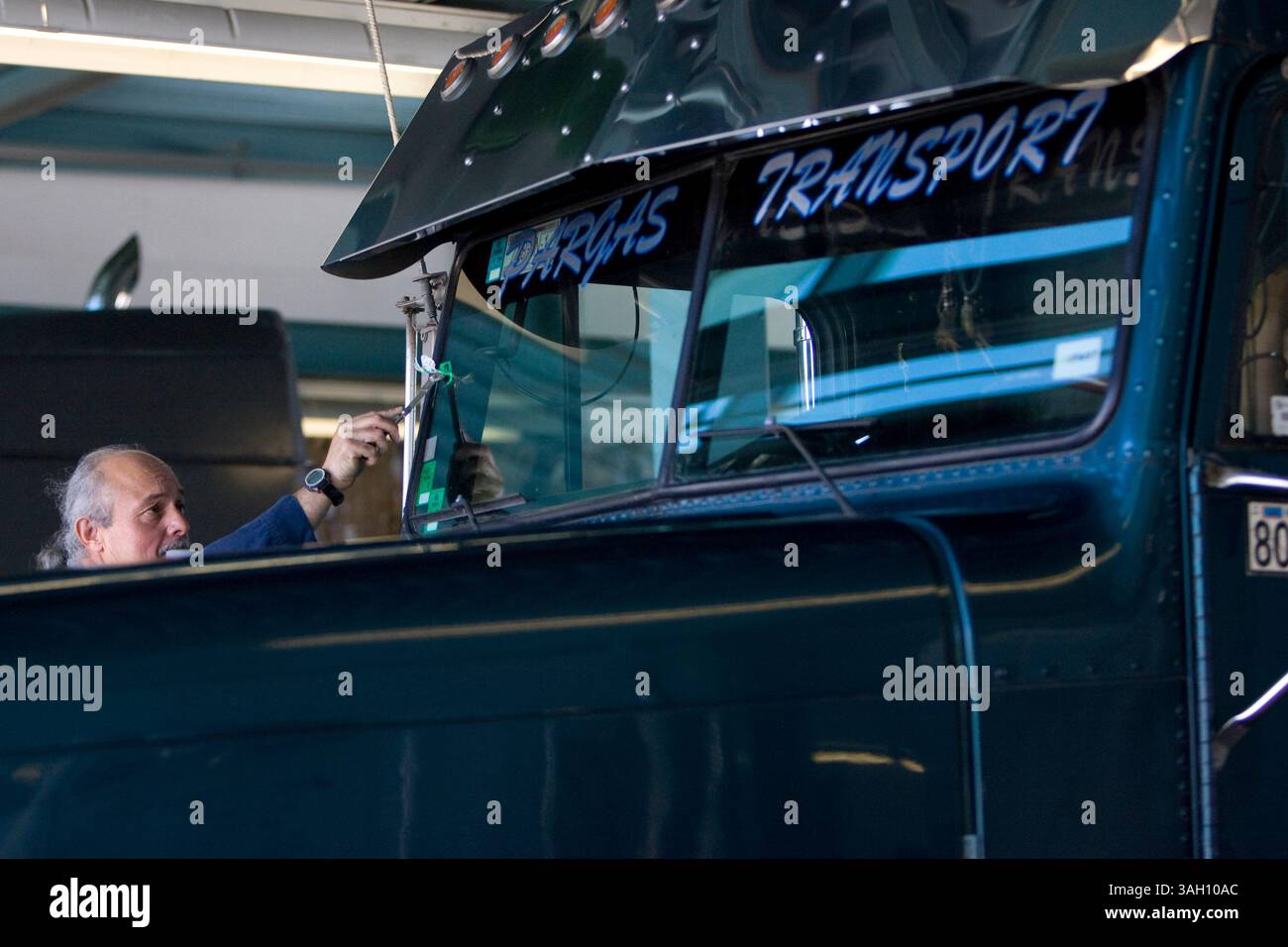 8 JUILLET 2009, SAN DIEGO, CALIFORNIE, ÉTATS-UNIS ................ À l'installation d'inspection routière d'Otay Mesa California Highway Patrol, Ruben Montanez retire l'ancien autocollant de sécurité expiré et le remplace par un autocollant neuf et actuel. Montanez est un spécialiste en inspection de véhicules commerciaux pour la cogénération. .............. CRÉDIT OBLIGATOIRE : SAN DIEGO UNION-TRIBUNE NELVIN C. CEPEDA (crédit image : © The San Diego Union-Tribune/ZUMA Press) Banque D'Images